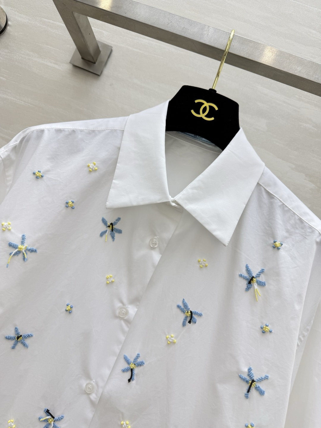 Prad♡²⁶重工刺绣花卉白衬衫🤍经典利落的白衬衫版型 宽松Oversize落肩剪裁 不挑身形!衣身点缀手工感立体花朵刺 Prad♡²⁶重工刺绣花卉白衬衫🤍经典利落的白衬衫版型 宽松Oversize落肩剪裁 不挑身形!衣身点缀手工感立体花朵刺