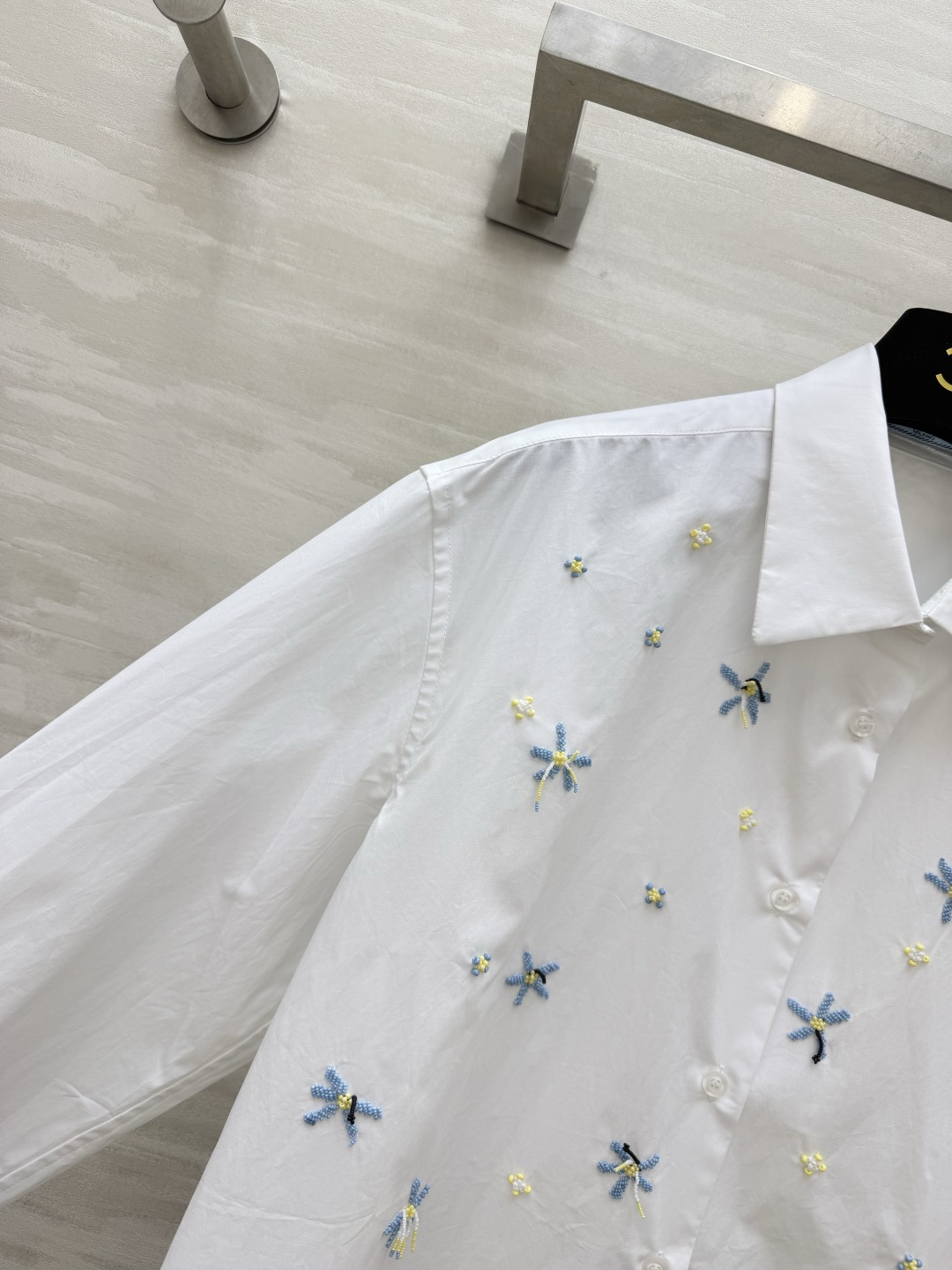 Prad♡²⁶重工刺绣花卉白衬衫🤍经典利落的白衬衫版型 宽松Oversize落肩剪裁 不挑身形!衣身点缀手工感立体花朵刺 Prad♡²⁶重工刺绣花卉白衬衫🤍经典利落的白衬衫版型 宽松Oversize落肩剪裁 不挑身形!衣身点缀手工感立体花朵刺