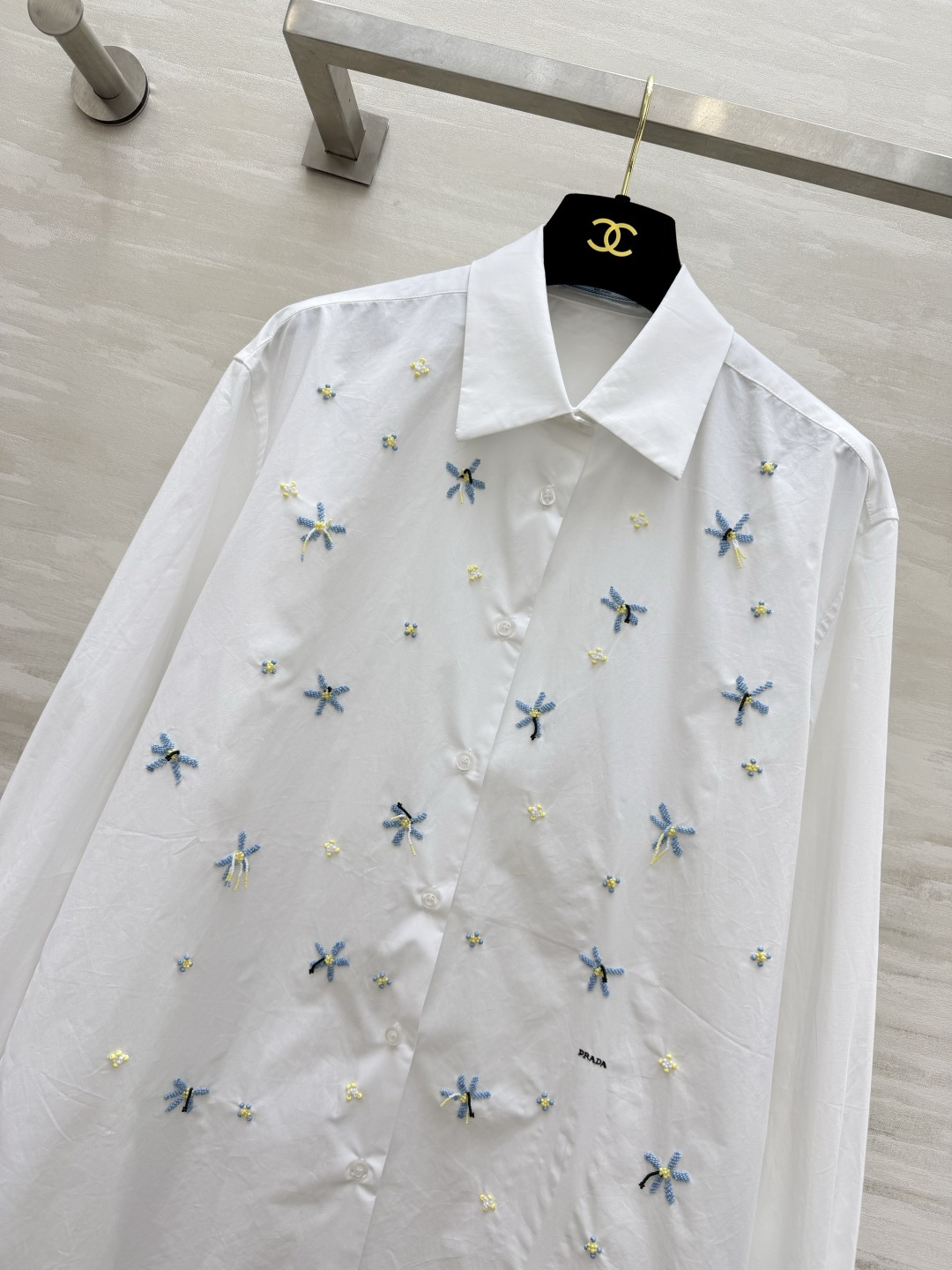 Prad♡²⁶重工刺绣花卉白衬衫🤍经典利落的白衬衫版型 宽松Oversize落肩剪裁 不挑身形!衣身点缀手工感立体花朵刺 Prad♡²⁶重工刺绣花卉白衬衫🤍经典利落的白衬衫版型 宽松Oversize落肩剪裁 不挑身形!衣身点缀手工感立体花朵刺