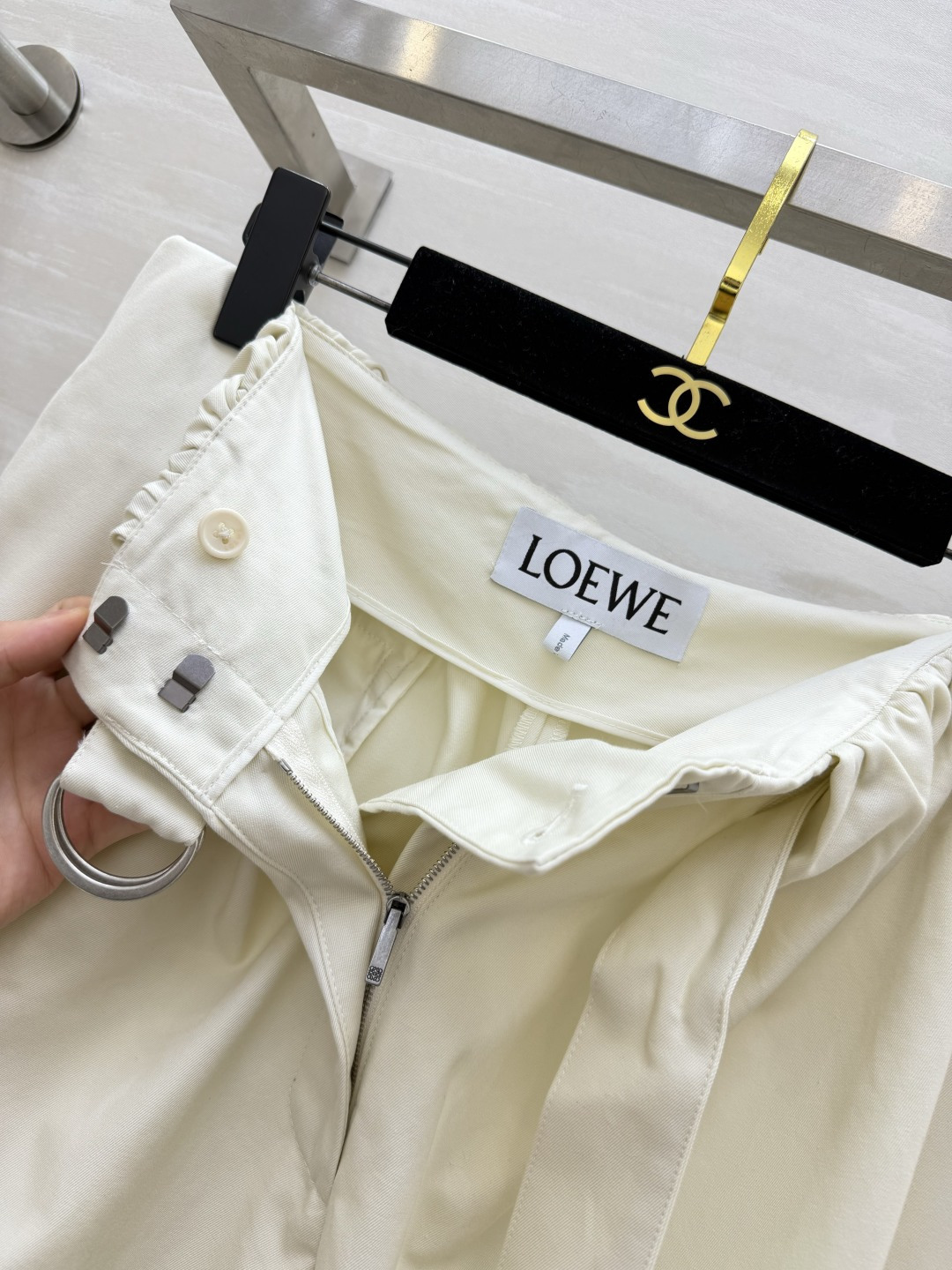 Loew♡²⁶米白阔腿七分裤🤍清爽柔和的奶米色调 干净又高级 腰头松紧 绑带扣袢设计 可调节松紧!宽松阔腿七分裤型 裤管 Loew♡²⁶米白阔腿七分裤🤍清爽柔和的奶米色调 干净又高级 腰头松紧 绑带扣袢设计 可调节松紧!宽松阔腿七分裤型 裤管