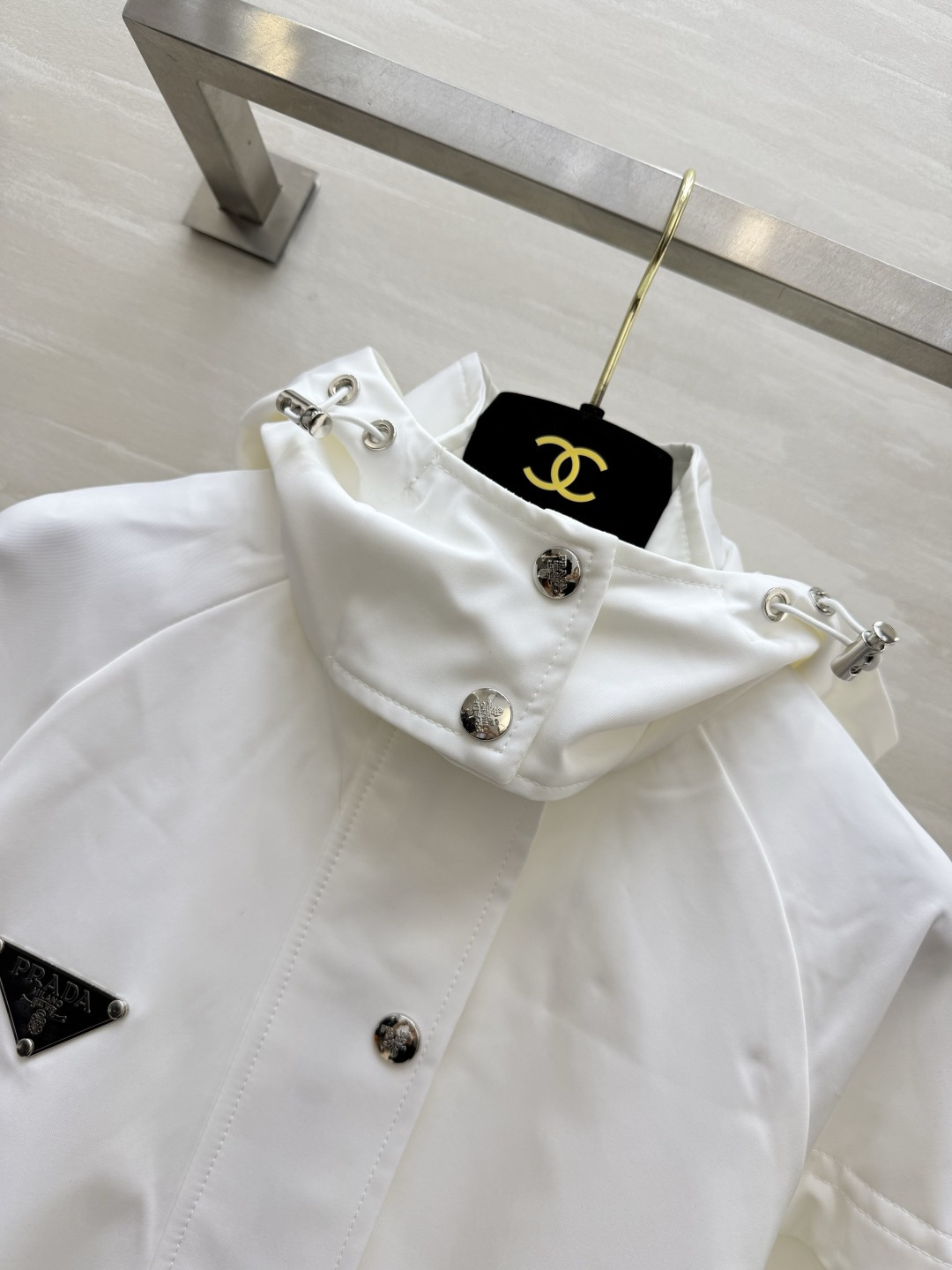 Prad♡²⁶秋冬新品 三角标装饰 连帽外套 三角标装饰 腰部抽绳收腰 版型经典时髦帅气 原版徽标字母logo三角标装饰