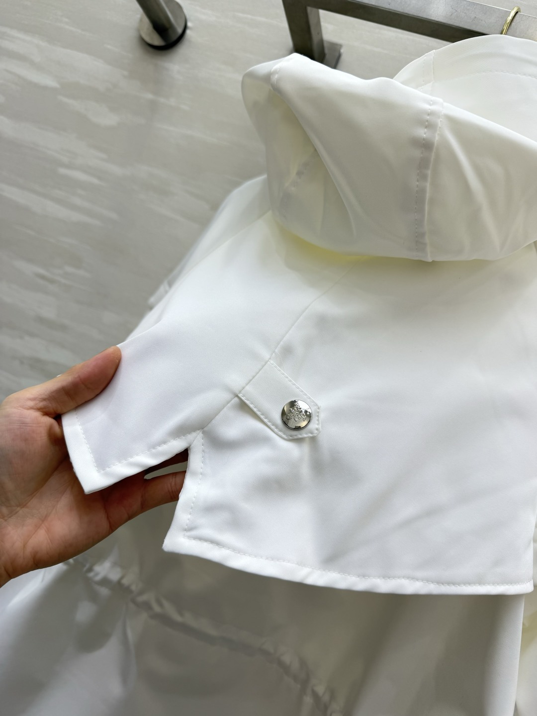Prad♡²⁶秋冬新品 三角标装饰 连帽外套 三角标装饰 腰部抽绳收腰 版型经典时髦帅气 原版徽标字母logo三角标装饰