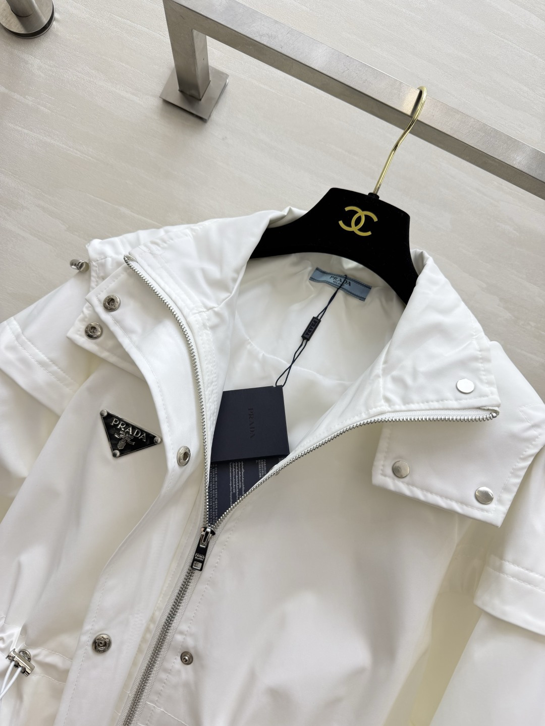 Prad♡²⁶秋冬新品 三角标装饰 连帽外套 三角标装饰 腰部抽绳收腰 版型经典时髦帅气 原版徽标字母logo三角标装饰
