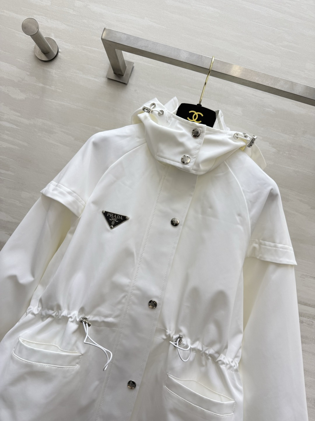 Prad♡²⁶秋冬新品 三角标装饰 连帽外套 三角标装饰 腰部抽绳收腰 版型经典时髦帅气 原版徽标字母logo三角标装饰