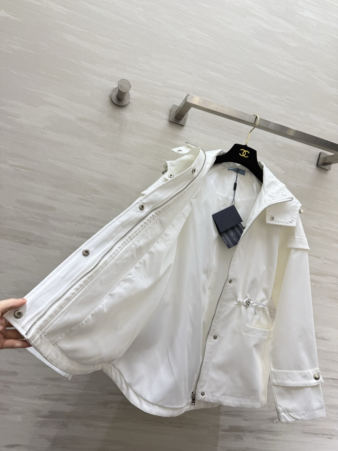 Prad♡²⁶秋冬新品 三角标装饰 连帽外套 三角标装饰 腰部抽绳收腰 版型经典时髦帅气 原版徽标字母logo三角标装饰