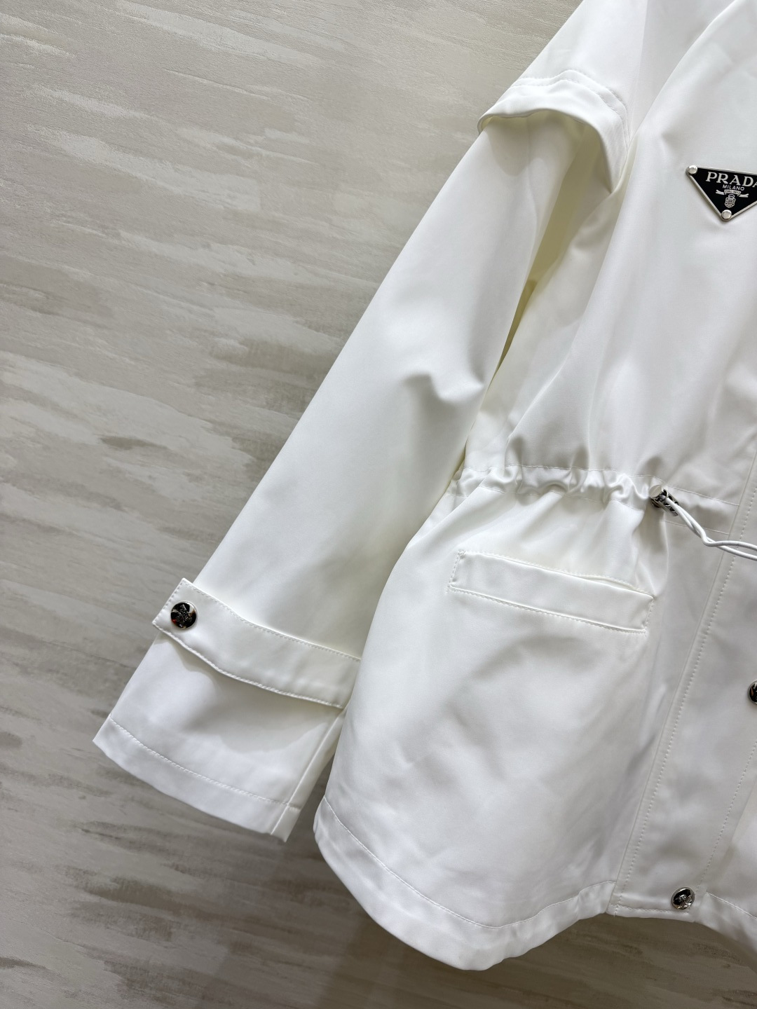 Prad♡²⁶秋冬新品 三角标装饰 连帽外套 三角标装饰 腰部抽绳收腰 版型经典时髦帅气 原版徽标字母logo三角标装饰