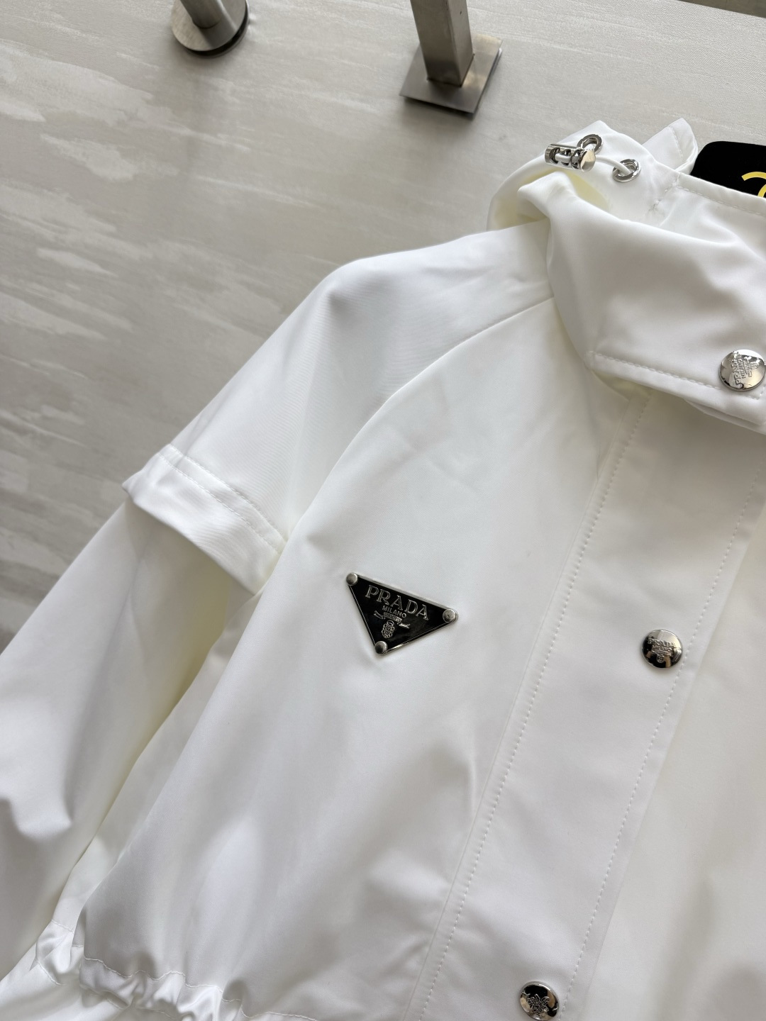 Prad♡²⁶秋冬新品 三角标装饰 连帽外套 三角标装饰 腰部抽绳收腰 版型经典时髦帅气 原版徽标字母logo三角标装饰