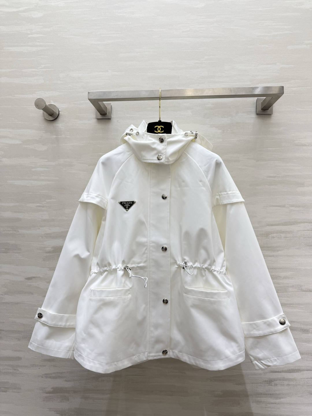 Prad♡²⁶秋冬新品 三角标装饰 连帽外套 三角标装饰 腰部抽绳收腰 版型经典时髦帅气 原版徽标字母logo三角标装饰