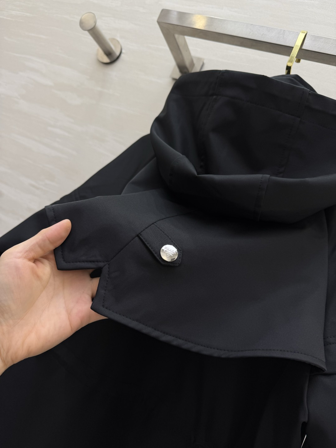 Prad♡²⁶秋冬新品 三角标装饰 连帽外套 三角标装饰 腰部抽绳收腰 版型经典时髦帅气 原版徽标字母logo三角标装饰