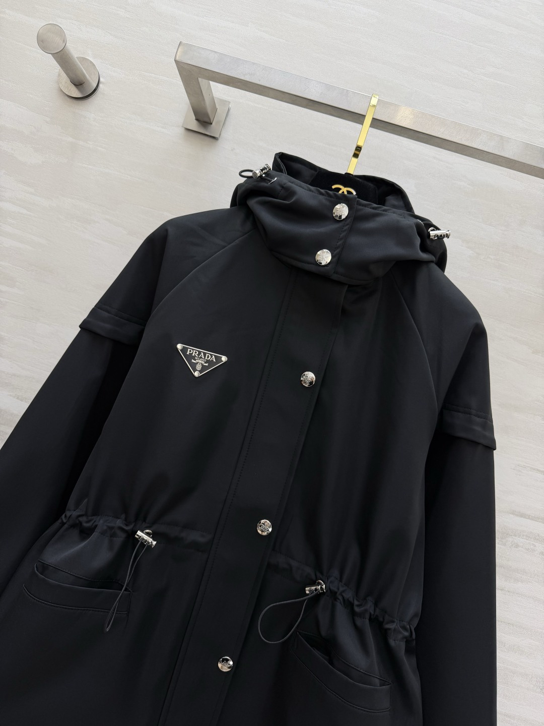 Prad♡²⁶秋冬新品 三角标装饰 连帽外套 三角标装饰 腰部抽绳收腰 版型经典时髦帅气 原版徽标字母logo三角标装饰