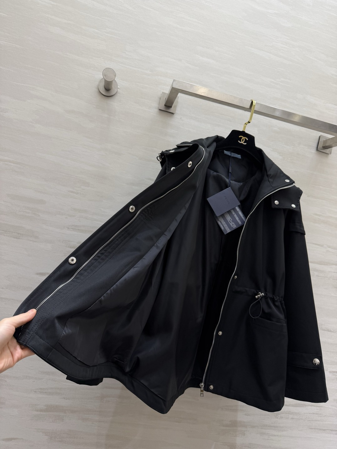Prad♡²⁶秋冬新品 三角标装饰 连帽外套 三角标装饰 腰部抽绳收腰 版型经典时髦帅气 原版徽标字母logo三角标装饰