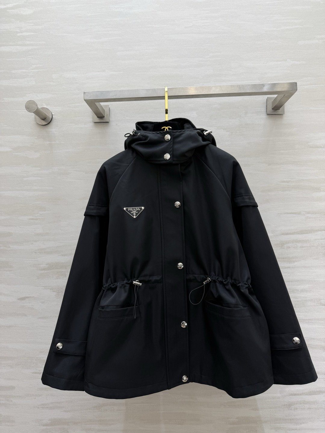 Prad♡²⁶秋冬新品 三角标装饰 连帽外套 三角标装饰 腰部抽绳收腰 版型经典时髦帅气 原版徽标字母logo三角标装饰 Prad♡²⁶秋冬新品 三角标装饰 连帽外套 三角标装饰 腰部抽绳收腰 版型经典时髦帅气 原版徽标字母logo三角标装饰