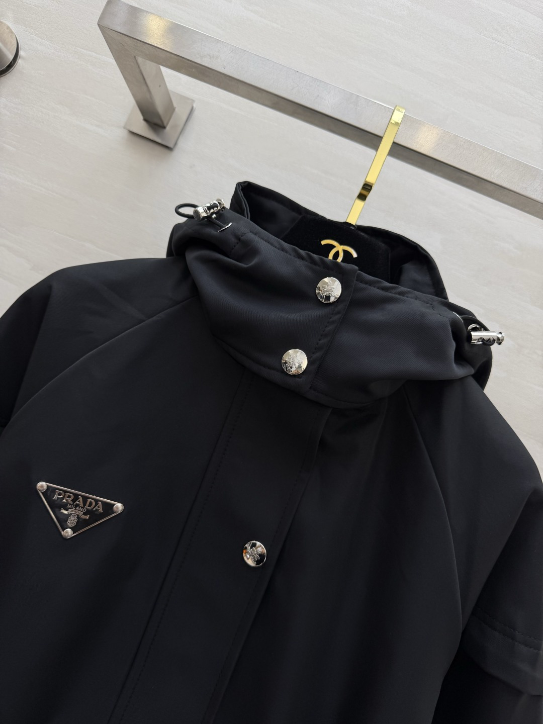 Prad♡²⁶秋冬新品 三角标装饰 连帽外套 三角标装饰 腰部抽绳收腰 版型经典时髦帅气 原版徽标字母logo三角标装饰