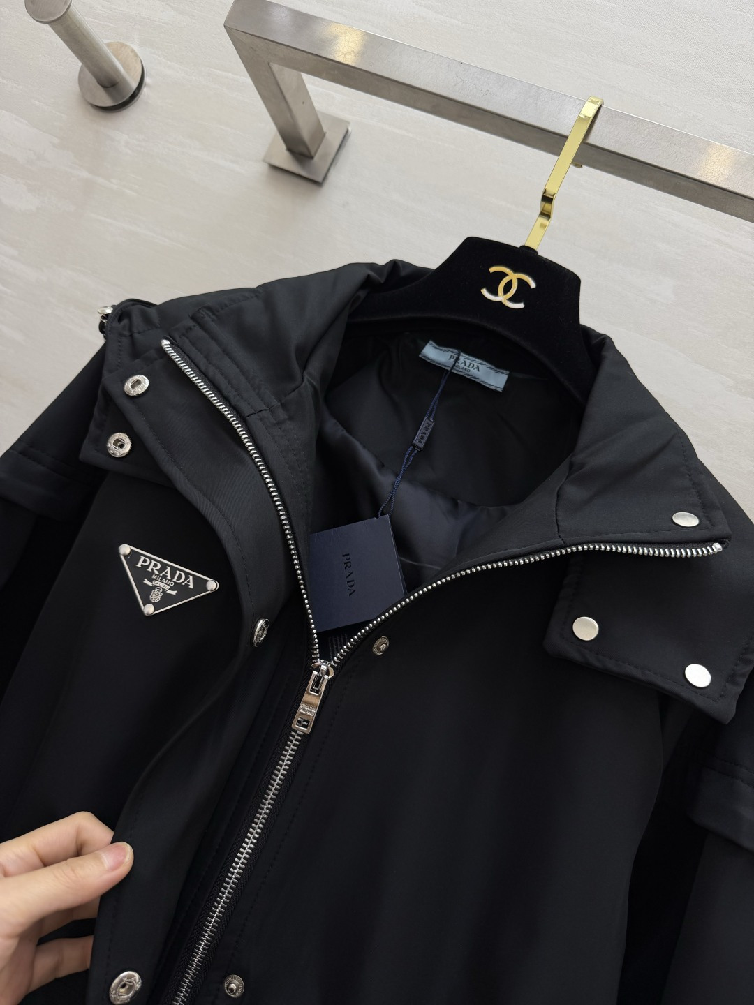 Prad♡²⁶秋冬新品 三角标装饰 连帽外套 三角标装饰 腰部抽绳收腰 版型经典时髦帅气 原版徽标字母logo三角标装饰
