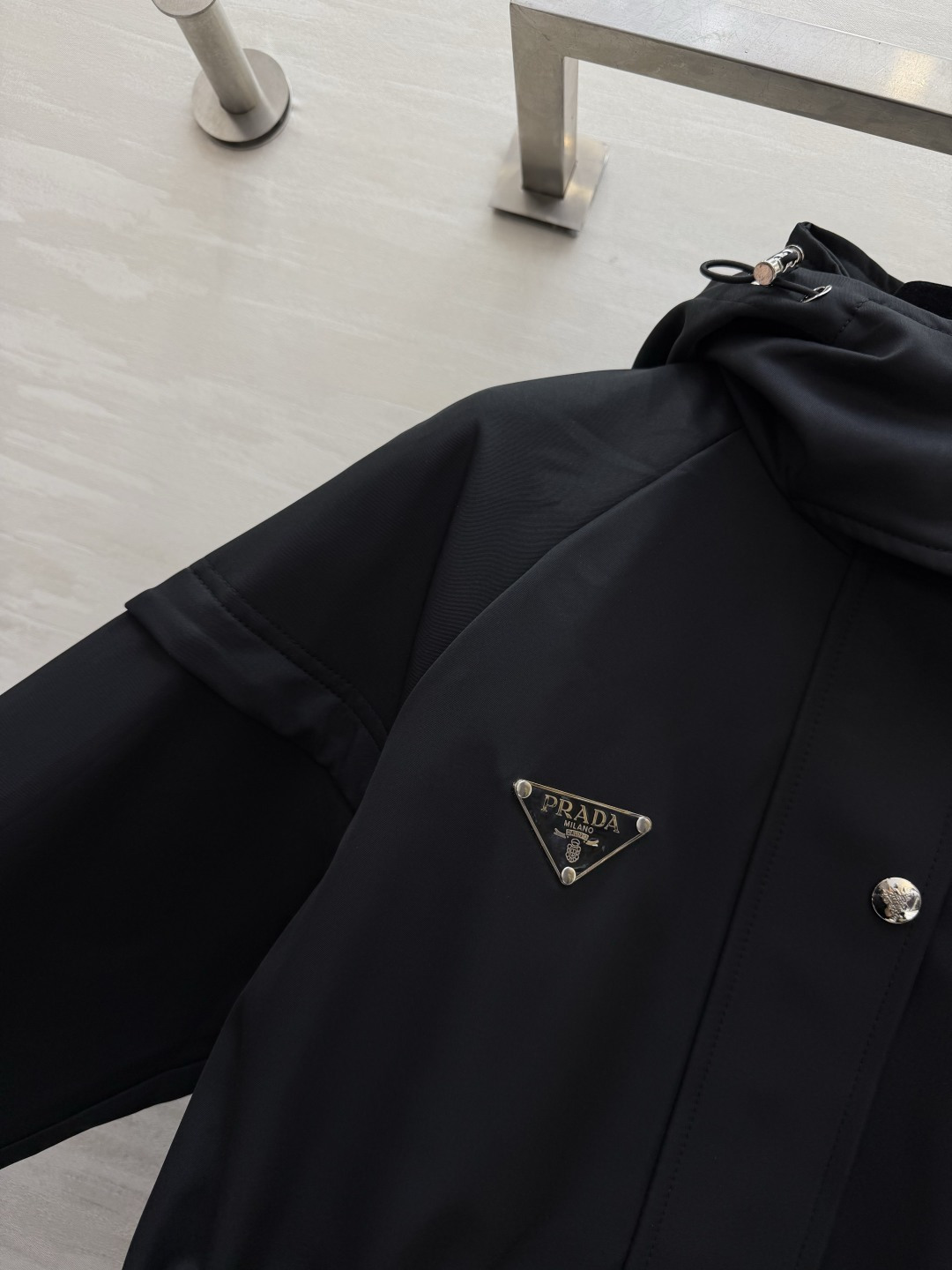 Prad♡²⁶秋冬新品 三角标装饰 连帽外套 三角标装饰 腰部抽绳收腰 版型经典时髦帅气 原版徽标字母logo三角标装饰