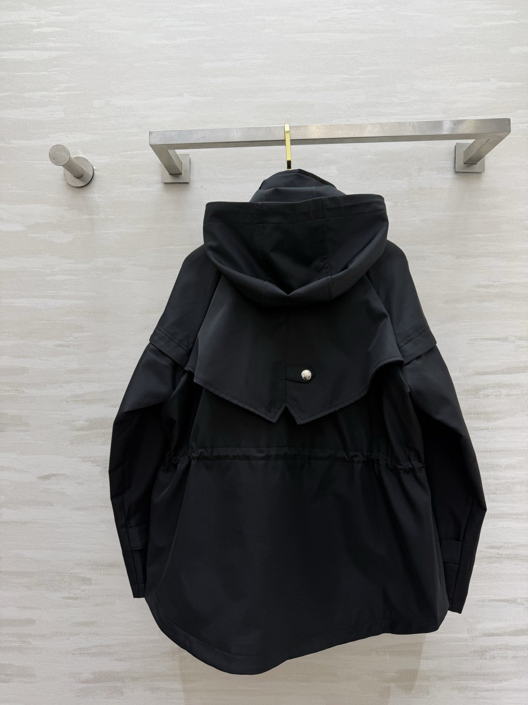 Prad♡²⁶秋冬新品 三角标装饰 连帽外套 三角标装饰 腰部抽绳收腰 版型经典时髦帅气 原版徽标字母logo三角标装饰