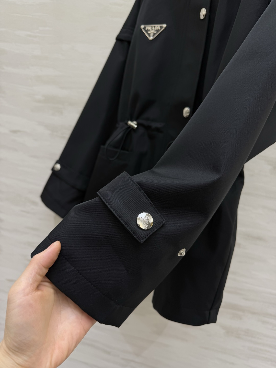 Prad♡²⁶秋冬新品 三角标装饰 连帽外套 三角标装饰 腰部抽绳收腰 版型经典时髦帅气 原版徽标字母logo三角标装饰