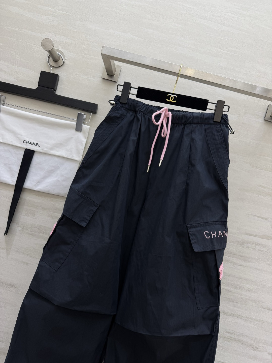 Chane♡²⁶|松弛感工装阔腿裤💛🖤一眼沦陷的休闲奢感 卡其/藏蓝双色可选!松紧腰 撞色抽绳 对各种腰围都很友好 大立 Chane♡²⁶|松弛感工装阔腿裤💛🖤一眼沦陷的休闲奢感 卡其/藏蓝双色可选!松紧腰 撞色抽绳 对各种腰围都很友好 大立