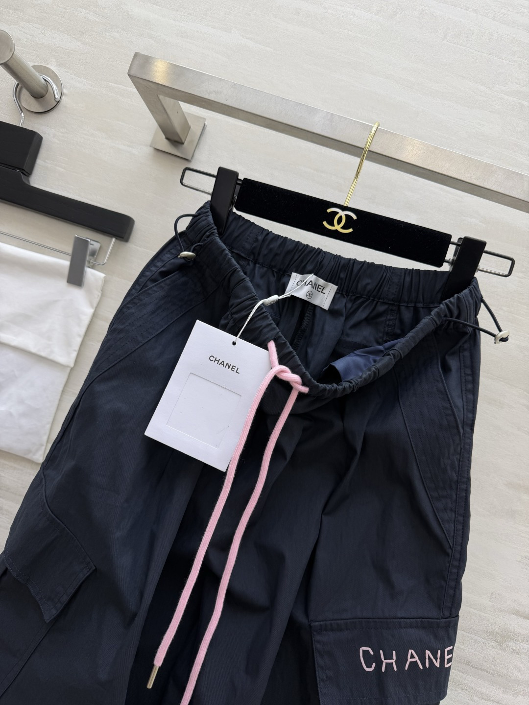 Chane♡²⁶|松弛感工装阔腿裤💛🖤一眼沦陷的休闲奢感 卡其/藏蓝双色可选!松紧腰 撞色抽绳 对各种腰围都很友好 大立 Chane♡²⁶|松弛感工装阔腿裤💛🖤一眼沦陷的休闲奢感 卡其/藏蓝双色可选!松紧腰 撞色抽绳 对各种腰围都很友好 大立
