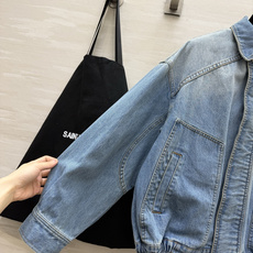 YSL²⁶水洗做旧牛仔夹克🤍复古浅蓝水洗色调 氛围感直接拉满 翻领经典版型 插肩袖剪裁 落肩宽松廓形 下摆松紧收腰设计 YSL²⁶水洗做旧牛仔夹克🤍复古浅蓝水洗色调 氛围感直接拉满 翻领经典版型 插肩袖剪裁 落肩宽松廓形 下摆松紧收腰设计