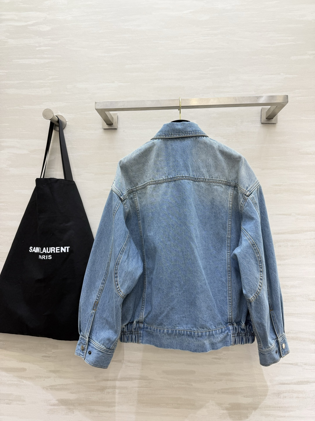 YSL²⁶水洗做旧牛仔夹克🤍复古浅蓝水洗色调 氛围感直接拉满 翻领经典版型 插肩袖剪裁 落肩宽松廓形 下摆松紧收腰设计 YSL²⁶水洗做旧牛仔夹克🤍复古浅蓝水洗色调 氛围感直接拉满 翻领经典版型 插肩袖剪裁 落肩宽松廓形 下摆松紧收腰设计