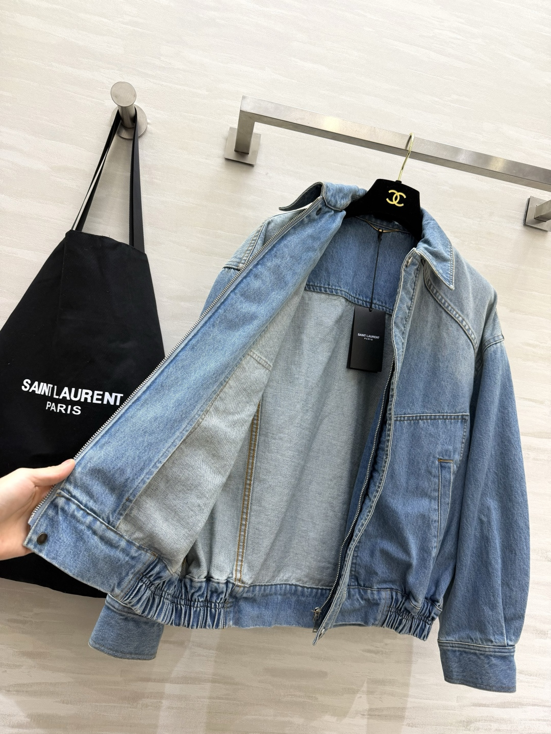YSL²⁶水洗做旧牛仔夹克🤍复古浅蓝水洗色调 氛围感直接拉满 翻领经典版型 插肩袖剪裁 落肩宽松廓形 下摆松紧收腰设计 YSL²⁶水洗做旧牛仔夹克🤍复古浅蓝水洗色调 氛围感直接拉满 翻领经典版型 插肩袖剪裁 落肩宽松廓形 下摆松紧收腰设计