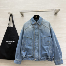 YSL²⁶水洗做旧牛仔夹克🤍复古浅蓝水洗色调 氛围感直接拉满 翻领经典版型 插肩袖剪裁 落肩宽松廓形 下摆松紧收腰设计 YSL²⁶水洗做旧牛仔夹克🤍复古浅蓝水洗色调 氛围感直接拉满 翻领经典版型 插肩袖剪裁 落肩宽松廓形 下摆松紧收腰设计