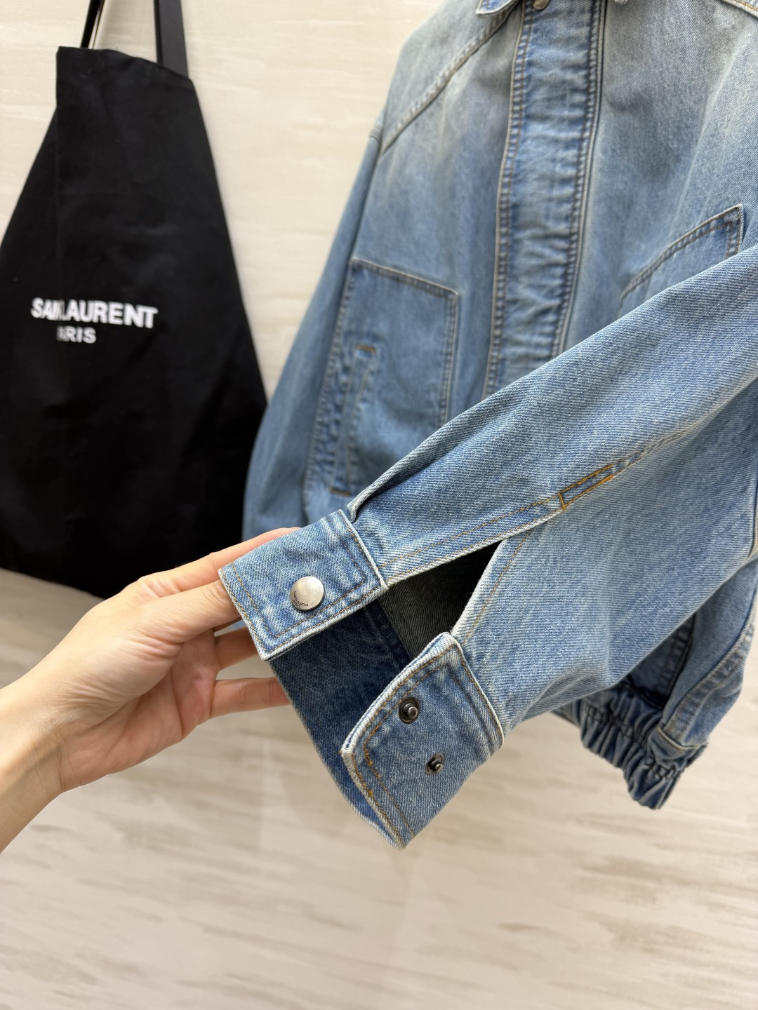 YSL²⁶水洗做旧牛仔夹克🤍复古浅蓝水洗色调 氛围感直接拉满 翻领经典版型 插肩袖剪裁 落肩宽松廓形 下摆松紧收腰设计 YSL²⁶水洗做旧牛仔夹克🤍复古浅蓝水洗色调 氛围感直接拉满 翻领经典版型 插肩袖剪裁 落肩宽松廓形 下摆松紧收腰设计