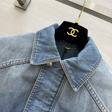 YSL²⁶水洗做旧牛仔夹克🤍复古浅蓝水洗色调 氛围感直接拉满 翻领经典版型 插肩袖剪裁 落肩宽松廓形 下摆松紧收腰设计 YSL²⁶水洗做旧牛仔夹克🤍复古浅蓝水洗色调 氛围感直接拉满 翻领经典版型 插肩袖剪裁 落肩宽松廓形 下摆松紧收腰设计