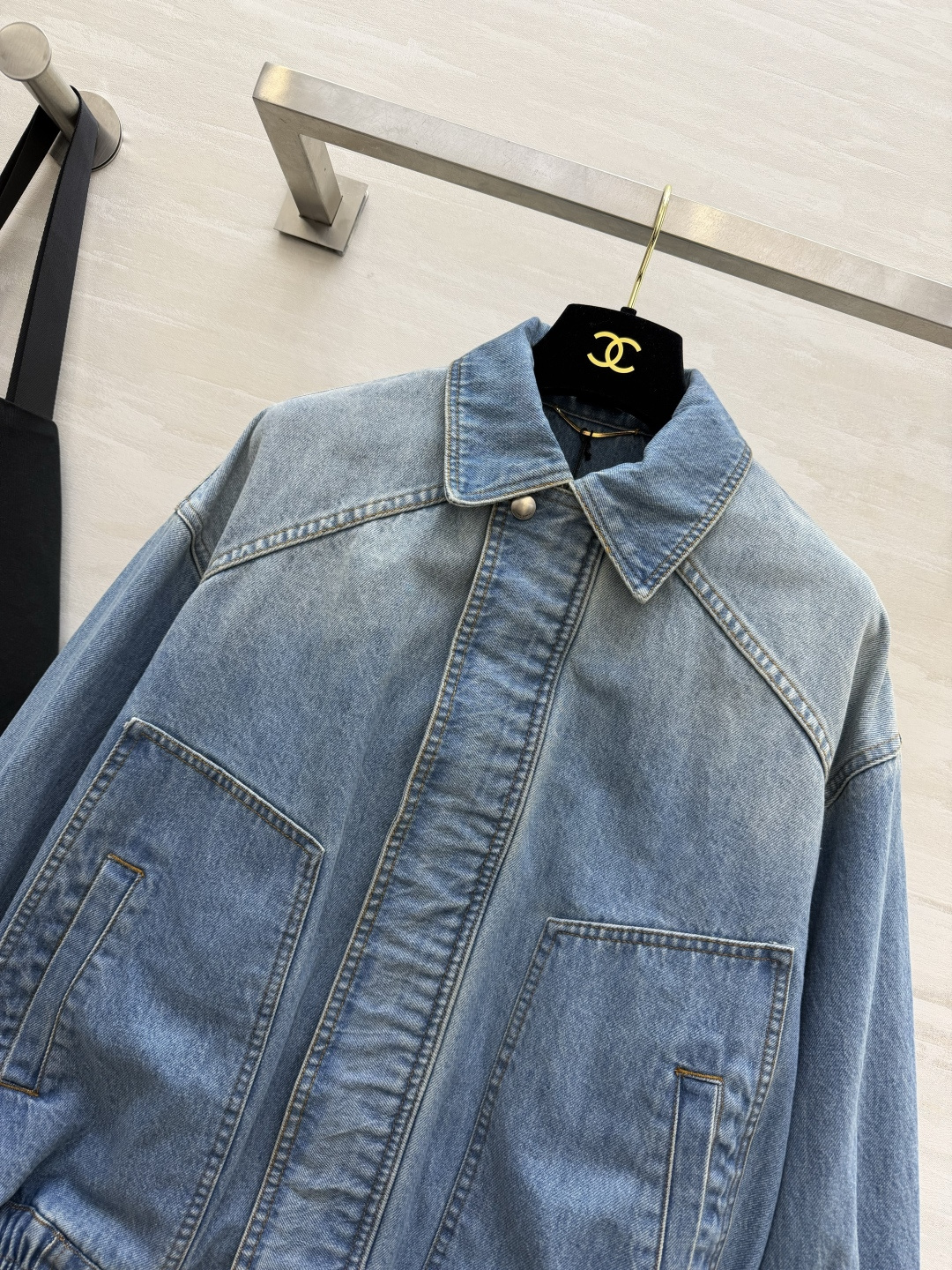 YSL²⁶水洗做旧牛仔夹克🤍复古浅蓝水洗色调 氛围感直接拉满 翻领经典版型 插肩袖剪裁 落肩宽松廓形 下摆松紧收腰设计 YSL²⁶水洗做旧牛仔夹克🤍复古浅蓝水洗色调 氛围感直接拉满 翻领经典版型 插肩袖剪裁 落肩宽松廓形 下摆松紧收腰设计