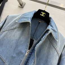 YSL²⁶水洗做旧牛仔夹克🤍复古浅蓝水洗色调 氛围感直接拉满 翻领经典版型 插肩袖剪裁 落肩宽松廓形 下摆松紧收腰设计 YSL²⁶水洗做旧牛仔夹克🤍复古浅蓝水洗色调 氛围感直接拉满 翻领经典版型 插肩袖剪裁 落肩宽松廓形 下摆松紧收腰设计
