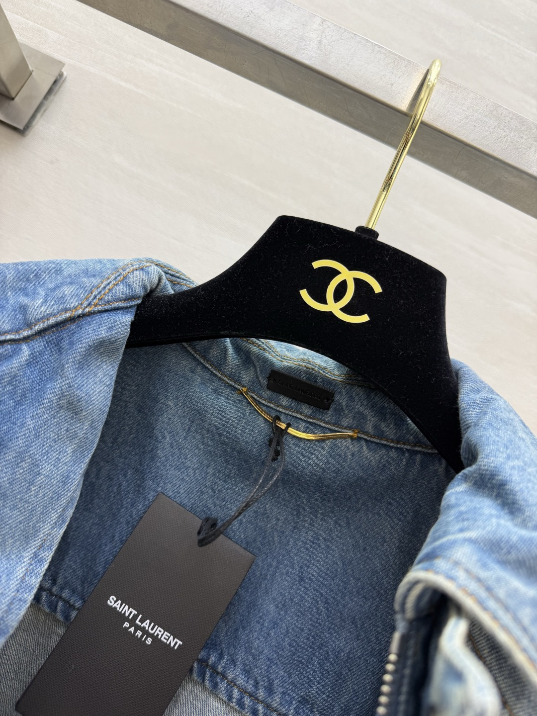 YSL²⁶水洗做旧牛仔夹克🤍复古浅蓝水洗色调 氛围感直接拉满 翻领经典版型 插肩袖剪裁 落肩宽松廓形 下摆松紧收腰设计 YSL²⁶水洗做旧牛仔夹克🤍复古浅蓝水洗色调 氛围感直接拉满 翻领经典版型 插肩袖剪裁 落肩宽松廓形 下摆松紧收腰设计