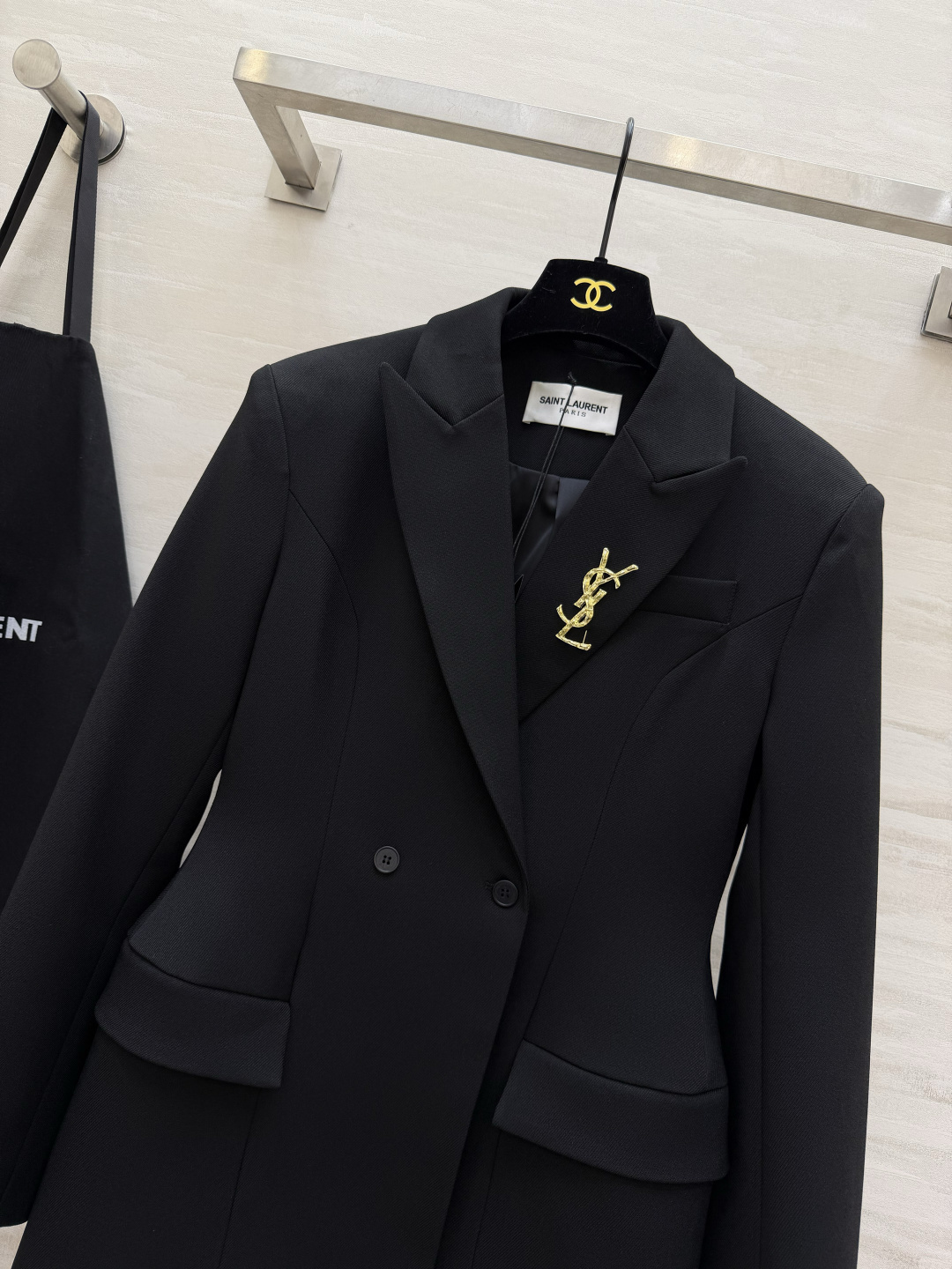 #ysl²⁶新品 经典沙漏收腰西装外套 两粒扣经典设计做法 超级大气推荐款 整个沙漏腰剪裁特别好 独特又显瘦 定制西装面