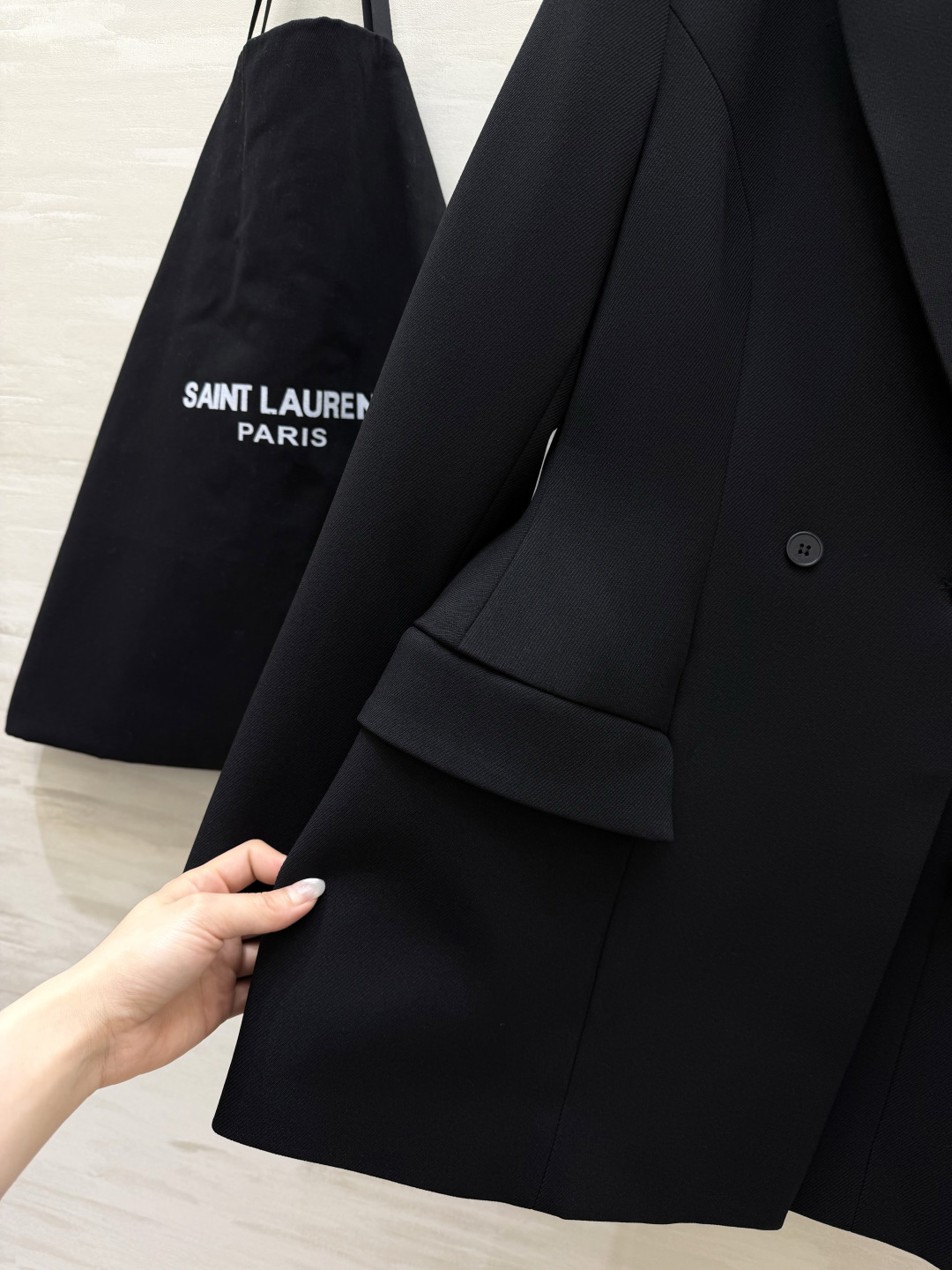 #ysl²⁶新品 经典沙漏收腰西装外套 两粒扣经典设计做法 超级大气推荐款 整个沙漏腰剪裁特别好 独特又显瘦 定制西装面