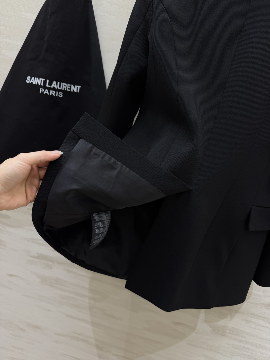 #ysl²⁶新品 经典沙漏收腰西装外套 两粒扣经典设计做法 超级大气推荐款 整个沙漏腰剪裁特别好 独特又显瘦 定制西装面