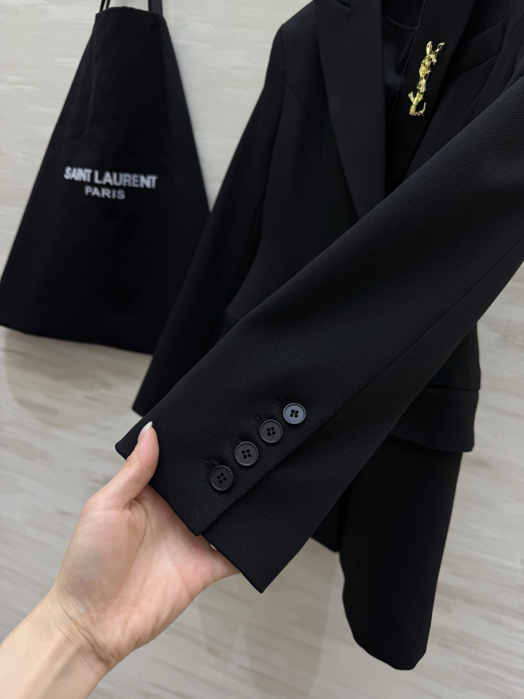 #ysl²⁶新品 经典沙漏收腰西装外套 两粒扣经典设计做法 超级大气推荐款 整个沙漏腰剪裁特别好 独特又显瘦 定制西装面