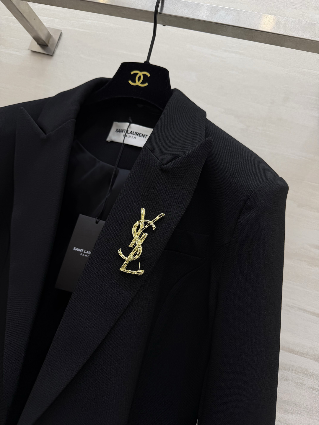 #ysl²⁶新品 经典沙漏收腰西装外套 两粒扣经典设计做法 超级大气推荐款 整个沙漏腰剪裁特别好 独特又显瘦 定制西装面