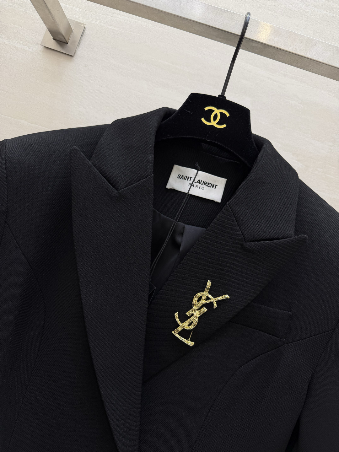 #ysl²⁶新品 经典沙漏收腰西装外套 两粒扣经典设计做法 超级大气推荐款 整个沙漏腰剪裁特别好 独特又显瘦 定制西装面