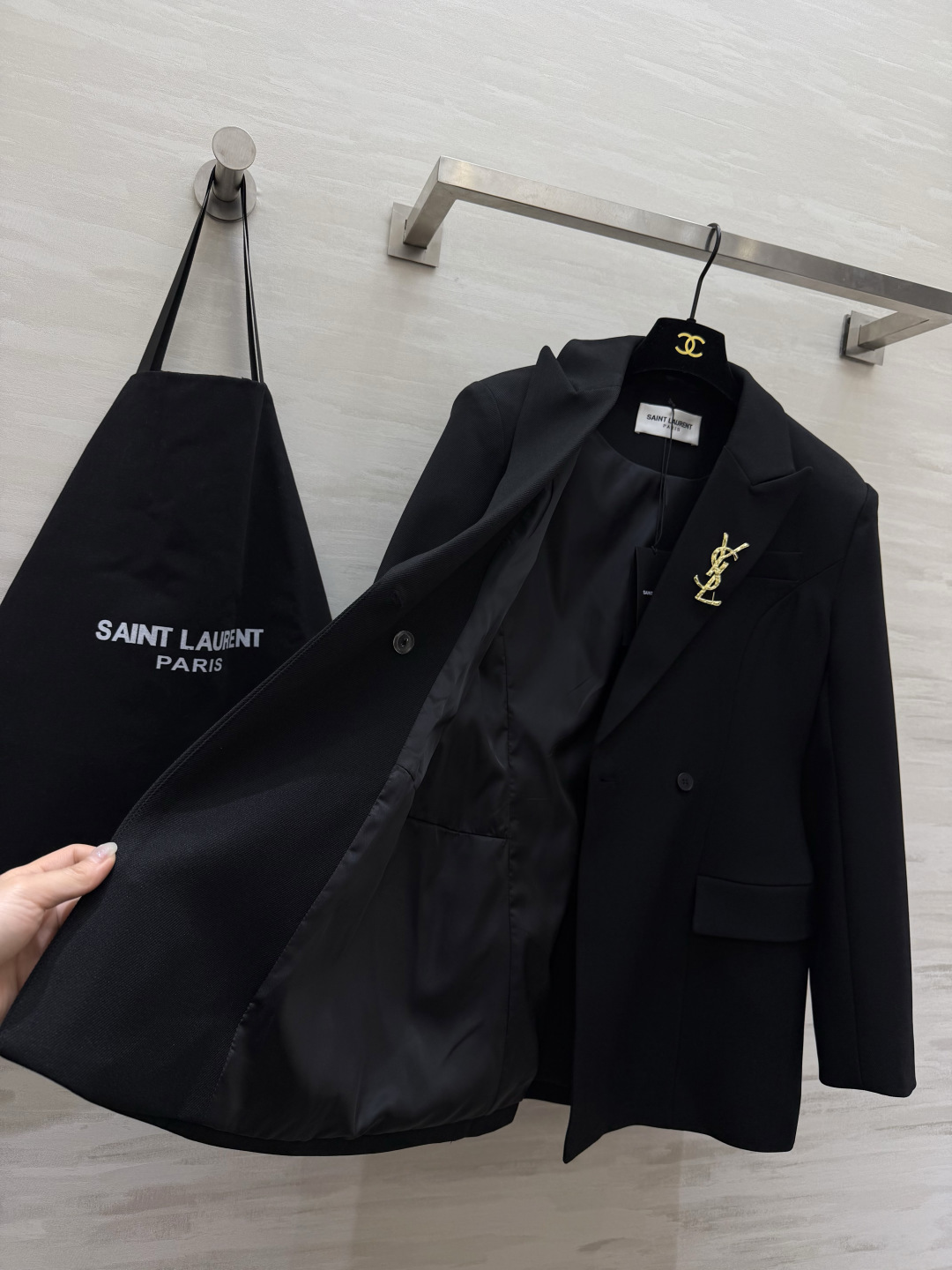 #ysl²⁶新品 经典沙漏收腰西装外套 两粒扣经典设计做法 超级大气推荐款 整个沙漏腰剪裁特别好 独特又显瘦 定制西装面