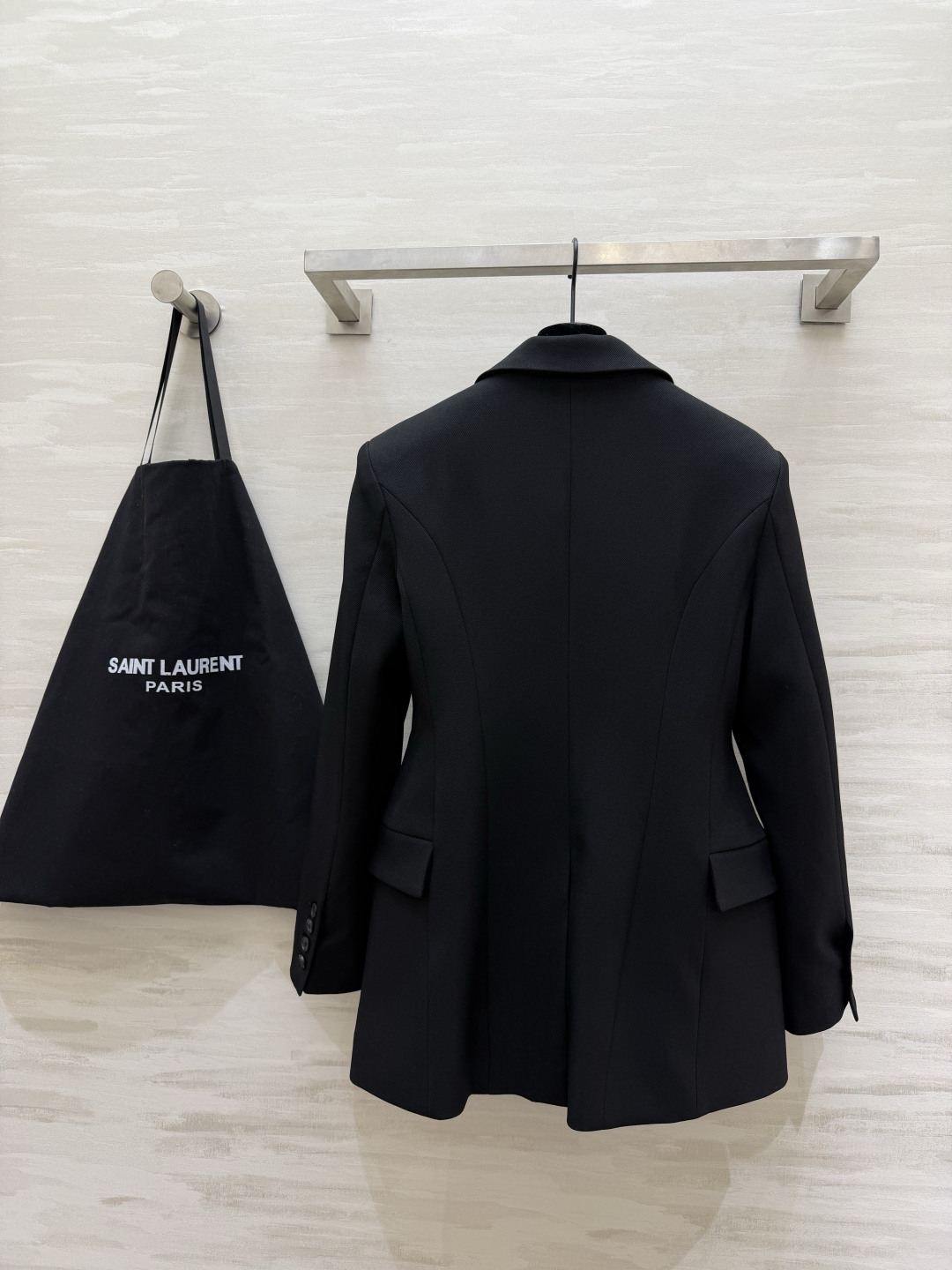 #ysl²⁶新品 经典沙漏收腰西装外套 两粒扣经典设计做法 超级大气推荐款 整个沙漏腰剪裁特别好 独特又显瘦 定制西装面