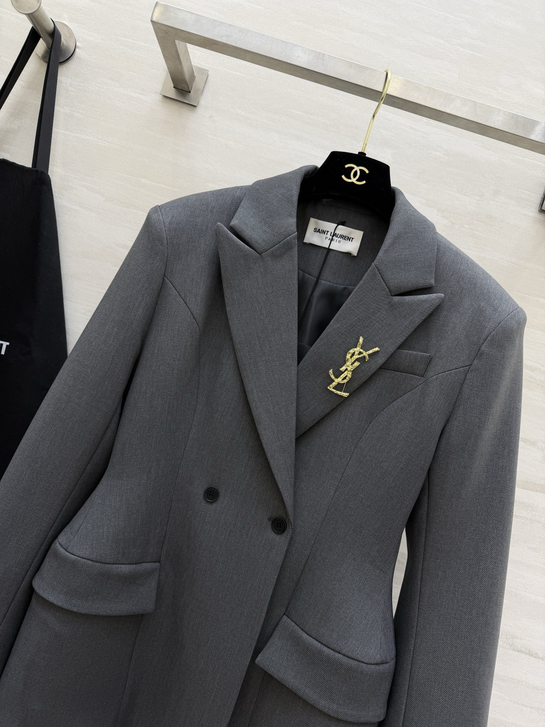 #ysl²⁶新品 经典沙漏收腰西装外套 两粒扣经典设计做法 超级大气推荐款 整个沙漏腰剪裁特别好 独特又显瘦 定制西装面