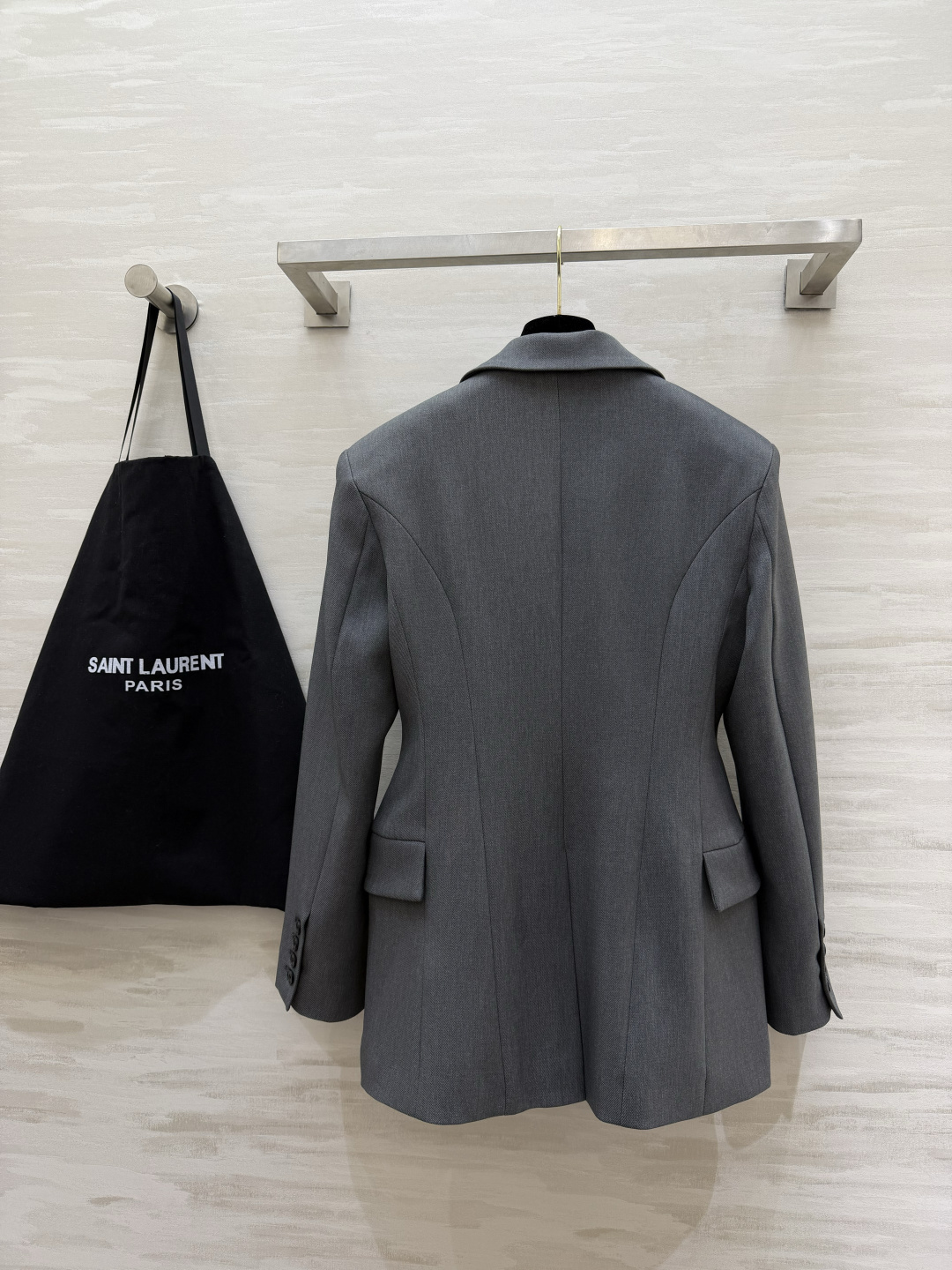 #ysl²⁶新品 经典沙漏收腰西装外套 两粒扣经典设计做法 超级大气推荐款 整个沙漏腰剪裁特别好 独特又显瘦 定制西装面