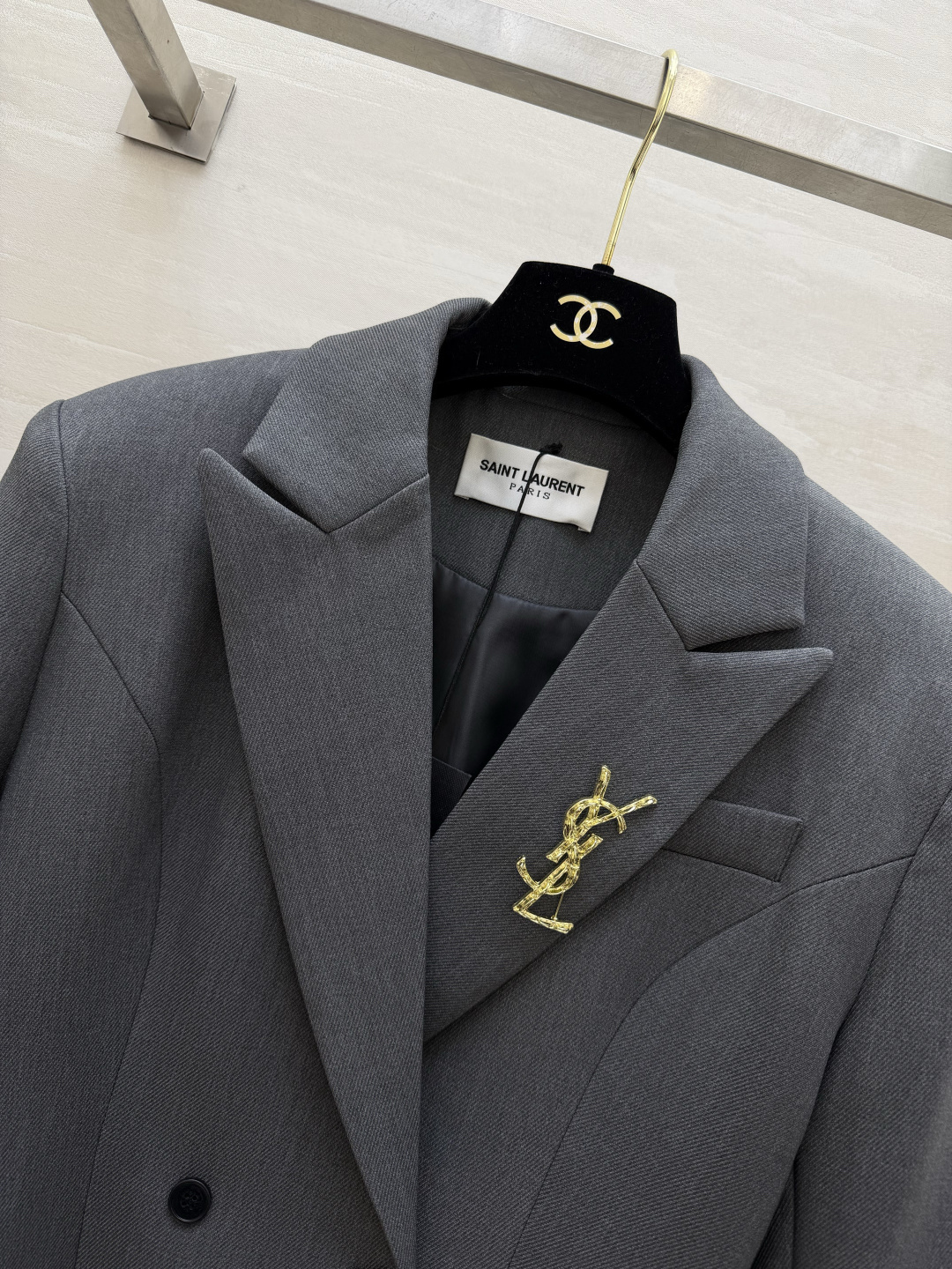 #ysl²⁶新品 经典沙漏收腰西装外套 两粒扣经典设计做法 超级大气推荐款 整个沙漏腰剪裁特别好 独特又显瘦 定制西装面