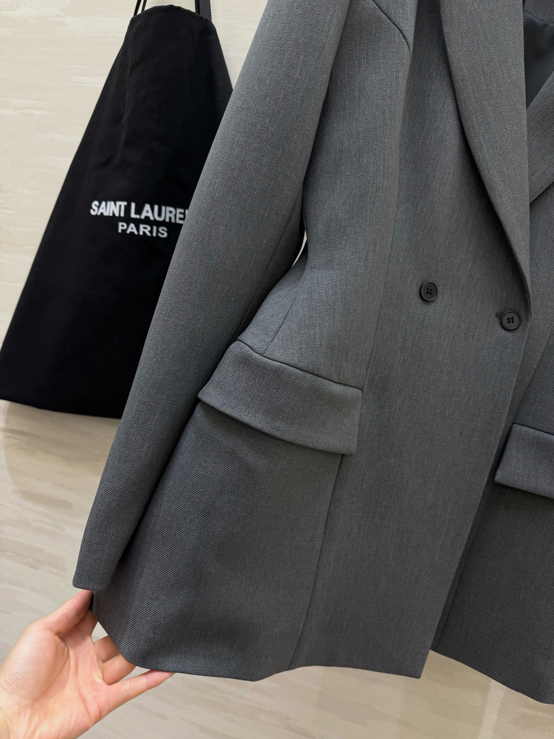 #ysl²⁶新品 经典沙漏收腰西装外套 两粒扣经典设计做法 超级大气推荐款 整个沙漏腰剪裁特别好 独特又显瘦 定制西装面