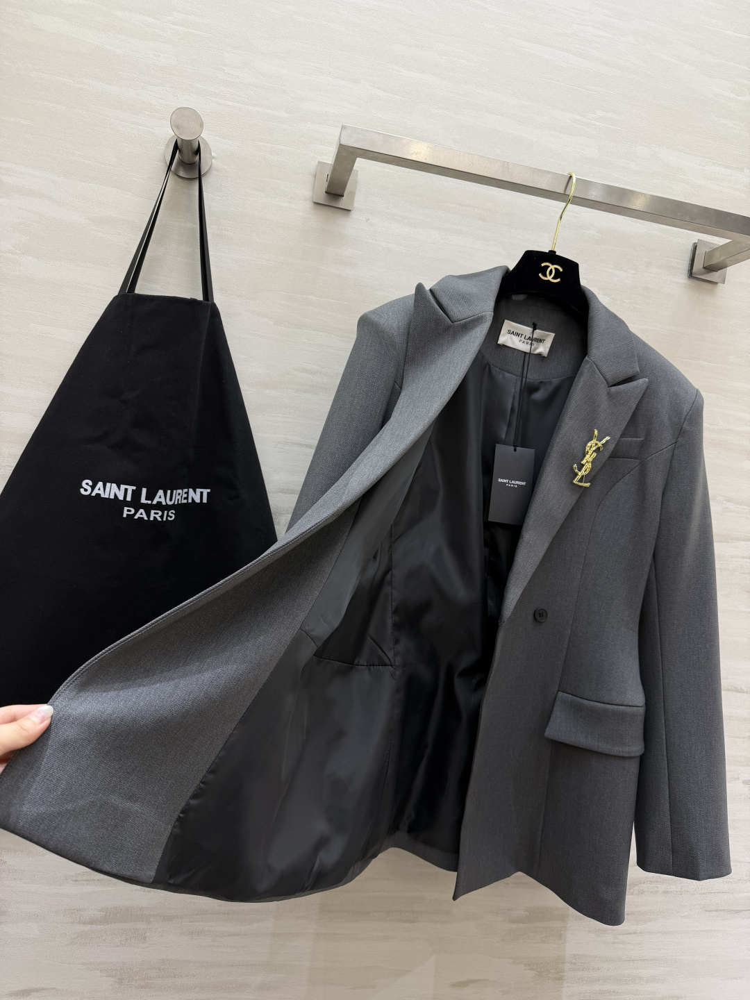 #ysl²⁶新品 经典沙漏收腰西装外套 两粒扣经典设计做法 超级大气推荐款 整个沙漏腰剪裁特别好 独特又显瘦 定制西装面