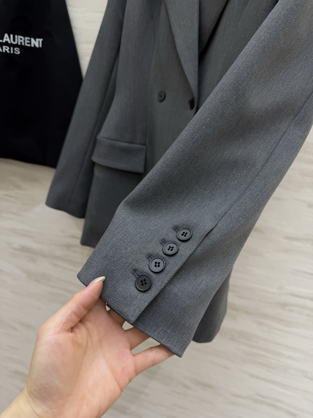 #ysl²⁶新品 经典沙漏收腰西装外套 两粒扣经典设计做法 超级大气推荐款 整个沙漏腰剪裁特别好 独特又显瘦 定制西装面