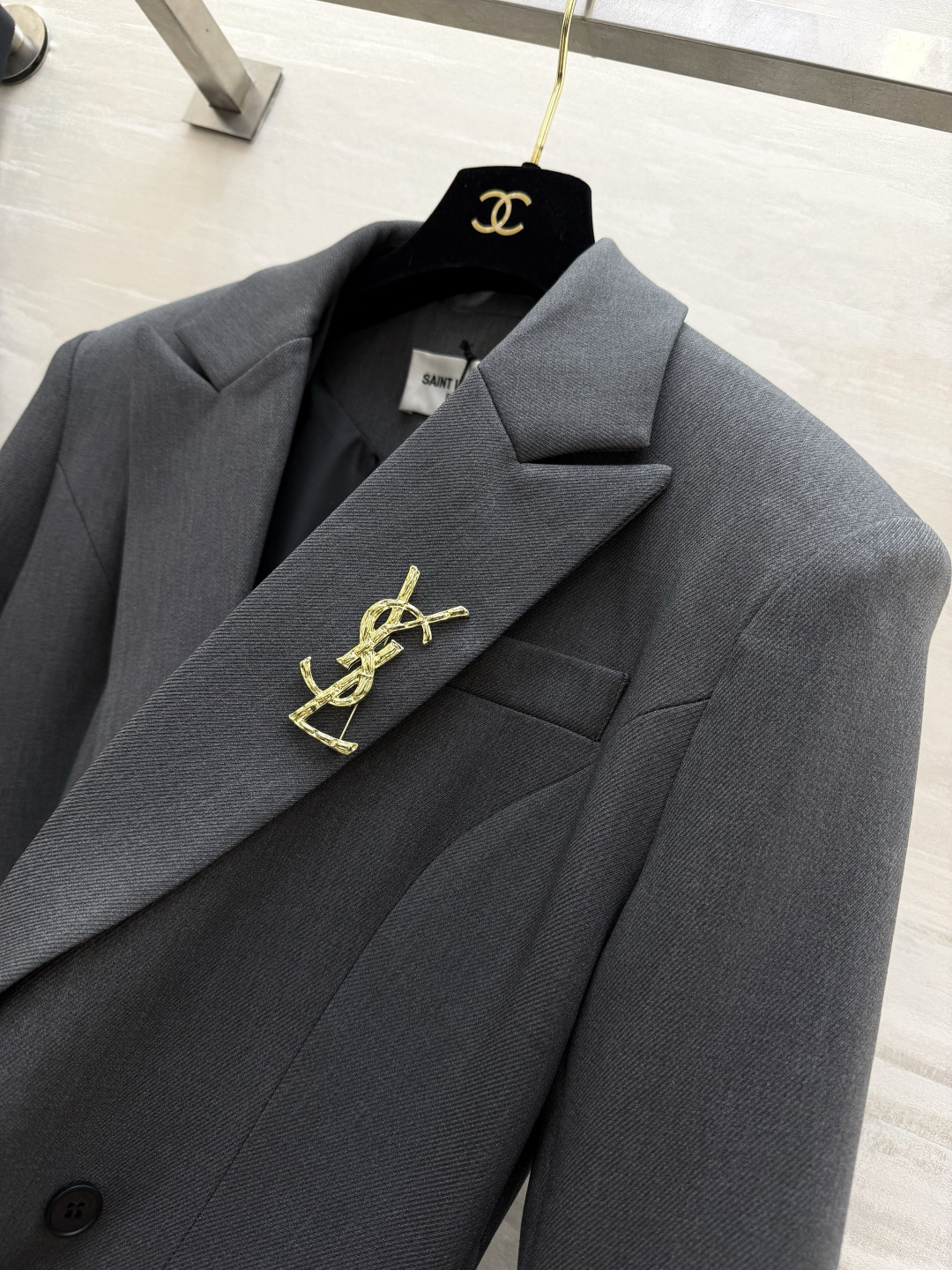 #ysl²⁶新品 经典沙漏收腰西装外套 两粒扣经典设计做法 超级大气推荐款 整个沙漏腰剪裁特别好 独特又显瘦 定制西装面