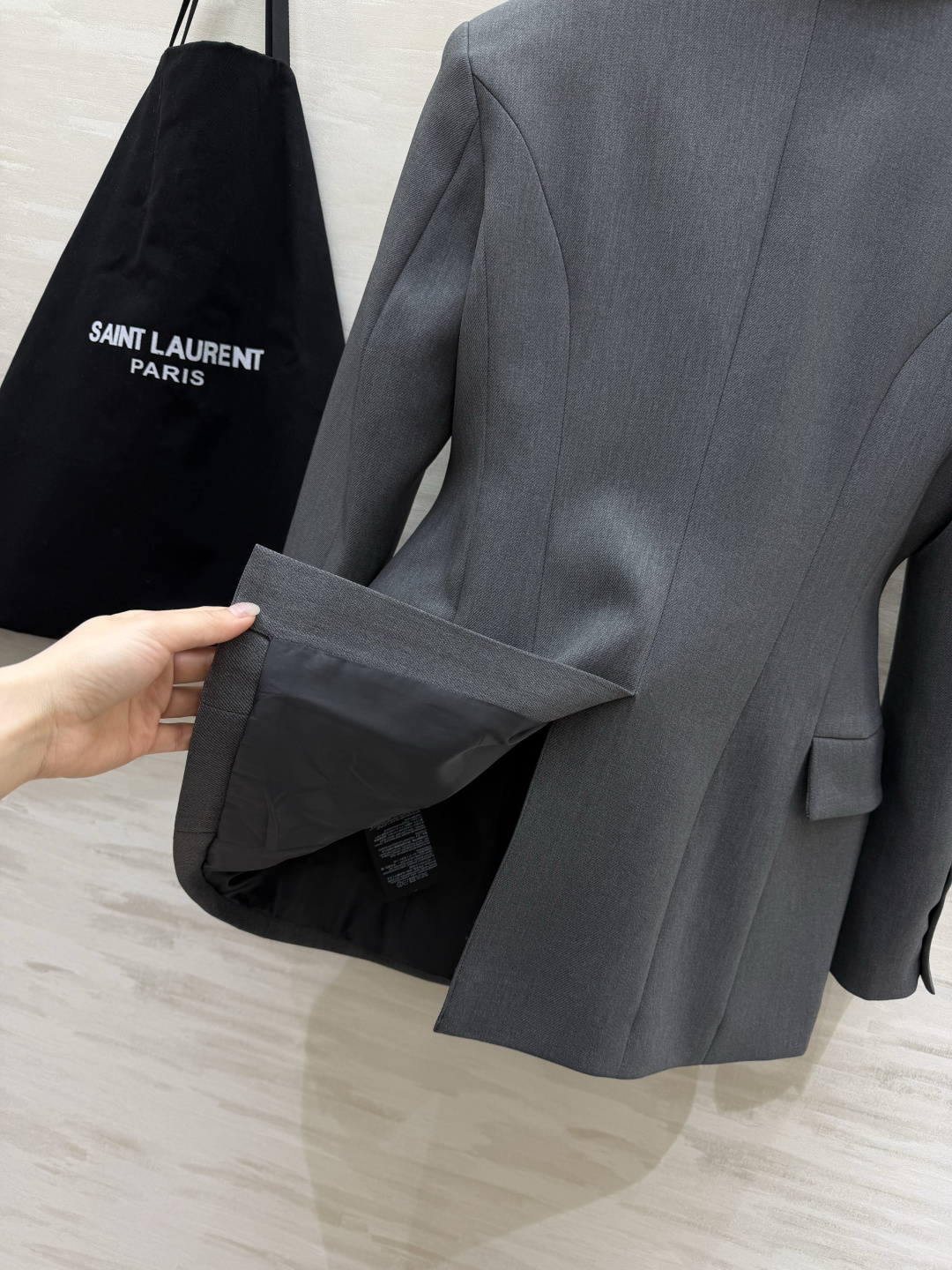 #ysl²⁶新品 经典沙漏收腰西装外套 两粒扣经典设计做法 超级大气推荐款 整个沙漏腰剪裁特别好 独特又显瘦 定制西装面