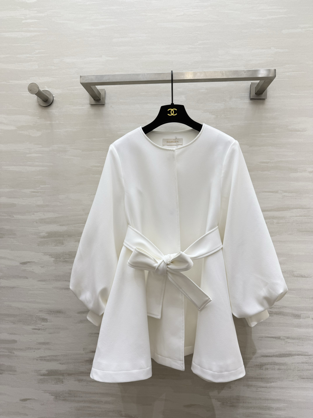 NO:946820,#ZIMMERMAN New style lantern sleeve waisted jacket. Gentle to the bone. The jacket has a minimalist round neck + neat tailoring. Comes with a high-end filter. The lantern sleeve design is elegant and majestic. The waistband shows proportion. It is black and white with eyes closed. It looks great with suit pants/skirts. High-quality customization. Ready for sale. Size S/M/L/XL (S size shoulder width 38, bust 100, length 73), Zimmerman - Clothing, skirts, jackets &  coats, business suits,19860909#ZIMMERMAN新款 灯笼袖收腰外套 温柔到骨子里的氛围感外套极简圆领+利落剪裁 自带高级感滤镜 灯笼袖设计优雅大气 腰带收腰显比例 黑白两色闭眼入 搭西装裤/半裙都很绝 高品质定制 现货首发sizeS/M/L/XL（s码肩宽38,胸围100,衣长73）,兹默曼-服装,skirts,jackets & coats,business suit,,Women's clothing