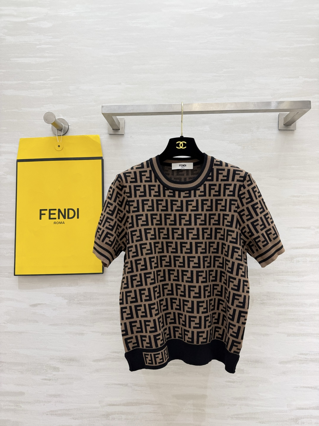 NO:946856,FEND hot product classic FF presbyopic short-sleeved sweater, high-end fashion, high-quality re-order shipping, size 36/38/40 (shoulder width 36, bust 82, length 54), Fendi-clothing, fendi, fendi, T-shirt,19860909FEND爆品 经典FF老花短袖针织衫 高级时髦 高品质翻单出货size36/38/40（36码肩宽36,胸围82,衣长54）,芬迪-服装,fendi,fendi,T-shirt,,Women's clothing